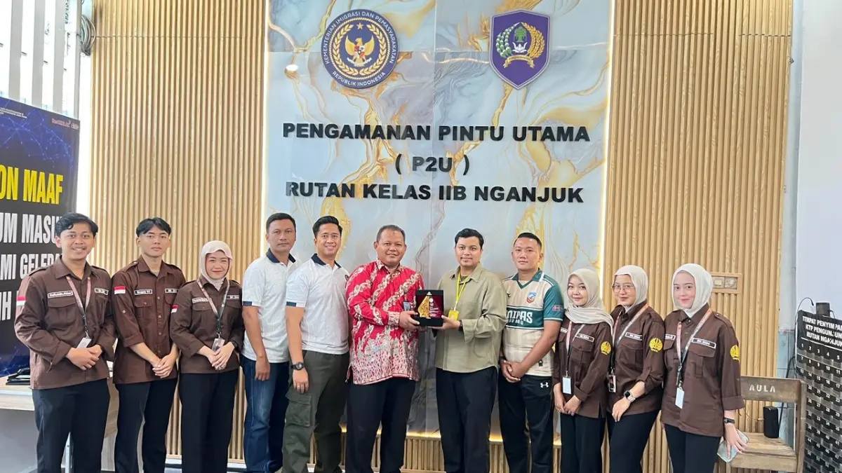 INTERAKTIF: Mahasiswa UNESA saat magang di Rutan Kelas IIB Nganjuk.