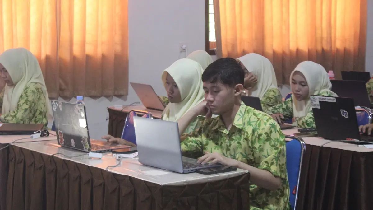 FOKUS: Siswa SMAN Ngoro mengikuti gladi bersih di lab komputer, kamis (8/10)