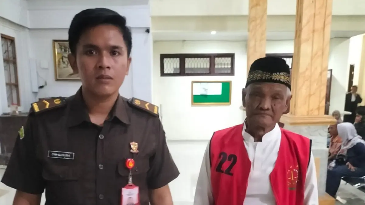 Naseh Soleh (Kanan) usai menjalani sidang vonis di PN Jombang (15/10)