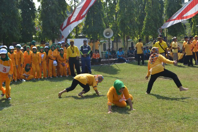 agustusan-karyawan-pemkab-jombang-ikut-lomba-gobak-sodor