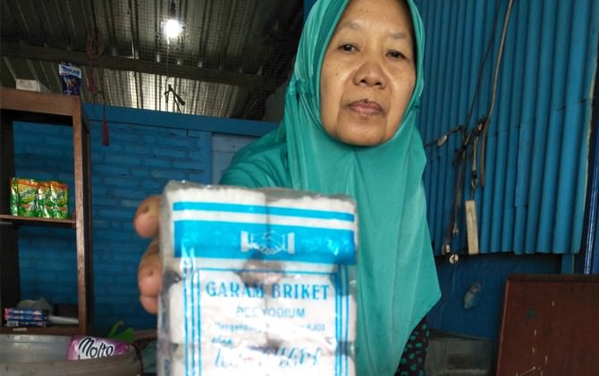 ibu-ibu-masih-pusing-karena-ternyata-harga-garam-di-jombang-masih-tinggi