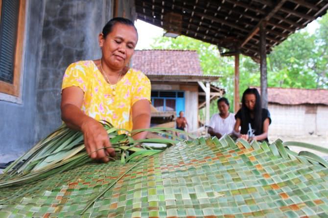 Bahan Baku Daun Langka, Harga Tikar Pandan Melonjak