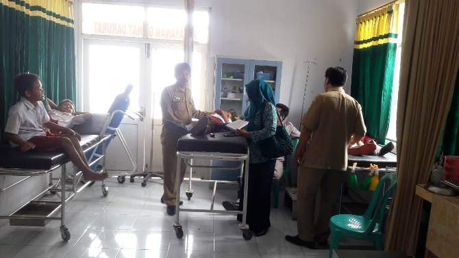 Minum Es Pemberian Orang Asing, 25 Siswa SDN Losari 2 Keracunan