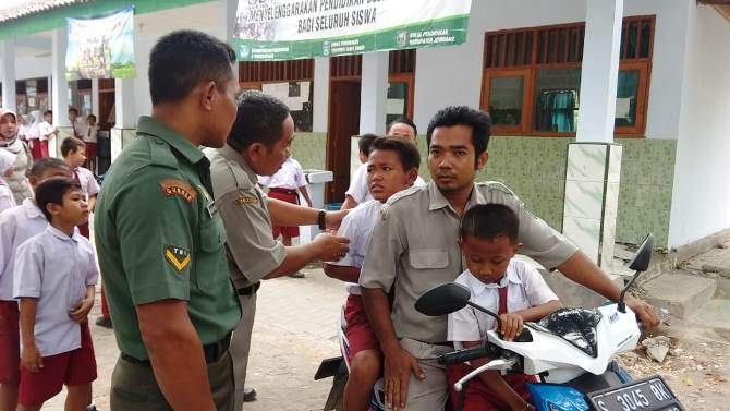 Pembawa Es di SDN Losari 2 Berambut Gondrong dan Naik Sepeda Motor