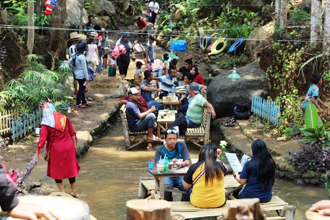 Pengunjung Wisata Sumber Biru Membludak di Hari Libur