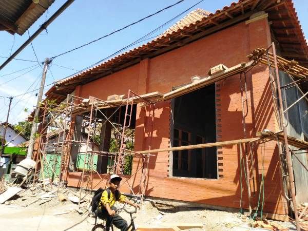 Proyek Rumah Cor Kuningan di Mojoagung Gagal Selesai Tepat Waktu