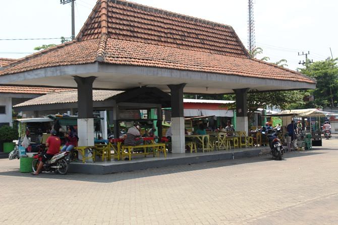 Ruang Tunggu Sub Terminal Mojoagung Jadi Tempat Parkir dan PKL
