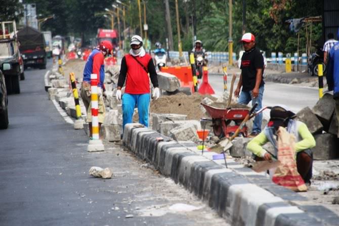 Setelah Dibongkar, Separator di Jalan Seokarno Hatta Dipasang Lagi
