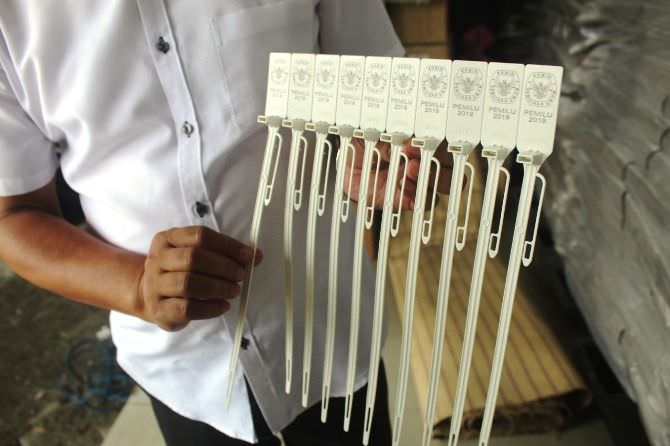 Gembok Diganti Kabel Ties, Keamanan Logistik Pemilu Dipertanyakan