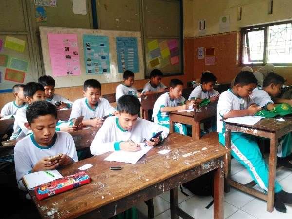 Kebijakan Ujian Pakai HP Dinilai Abaikan Kondisi Ekonomi Siswa