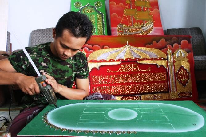 Khoirul Anam, Guru Honorer SD di Gudo yang Nyambi Produksi Kaligrafi