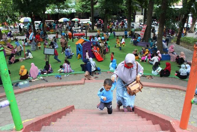 Musim Liburan Sekolah, Taman Kebonrojo Ramai Dikunjungi Masyarakat