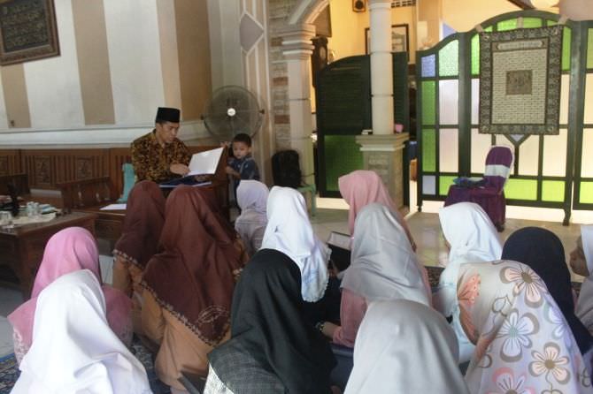 Tradisi Liburan, Santri di Jombang Sowan Kiai Sebelum Pulang Kampung