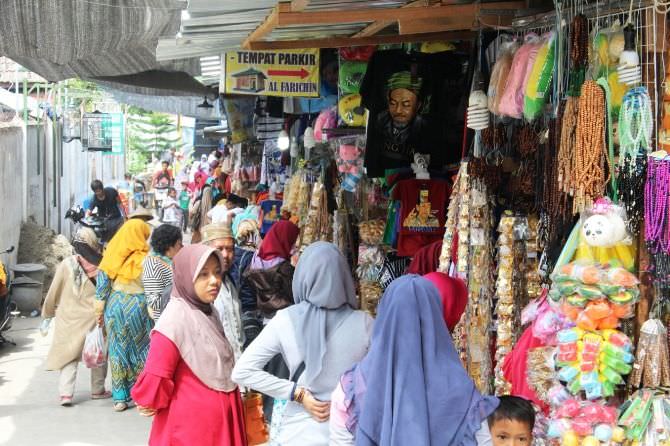Wisata Religi Makam Gus Dur; Tersedia Banyak Merchandise