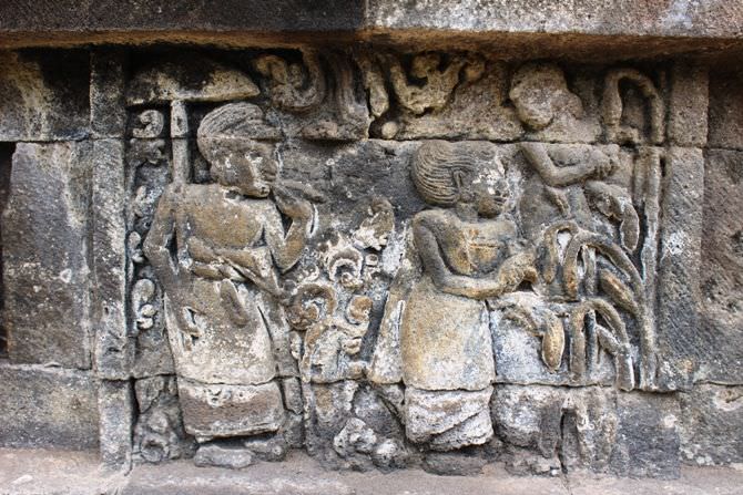 Candi Arimbi; Ada Cerita Misterius dari Relief Wanita Membawa Payung