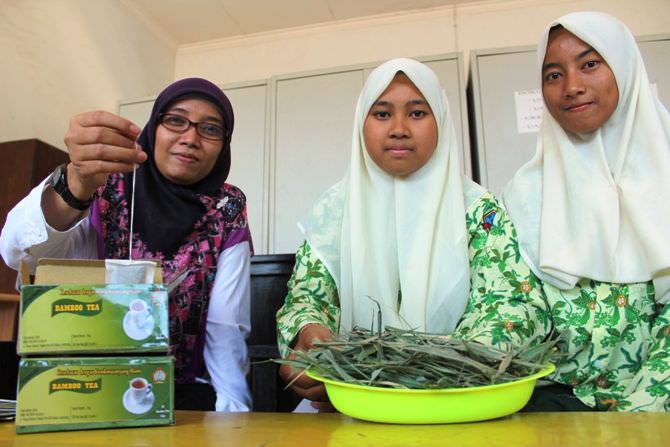 Dua Pelajar SMKN Kabuh Olah Daun Bambu Menjadi Teh Herbal