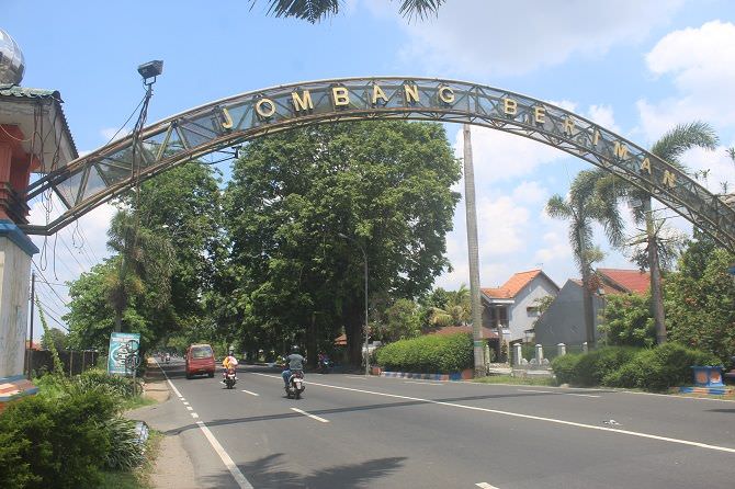 Kondisi Gapura Selamat Datang Jombang Kumuh dan Lampu Tamannya Rusak
