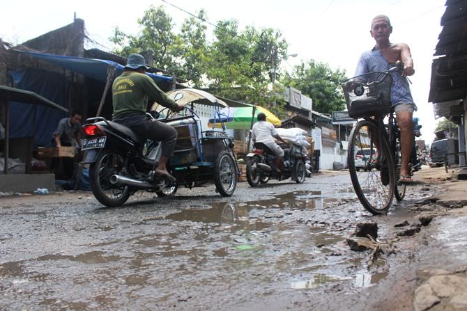 Kondisi Jalan Seroja dan Jalan KH Mimbar Jombang Kumuh Saat Hujan