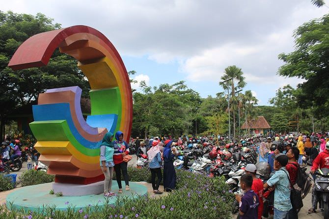 Liburan Ramai Pengunjung, Area Parkir Taman Kebonratu Justru Terbatas