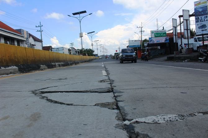 Sebulan Sudah Rusak, Kualitas Pekerjaan Proyek Jalan Nasional Disoal