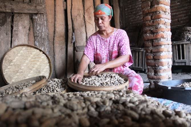 47 Tahun Suratman Produksi Kacang Goreng Pasir Pakai Alat Tradisional