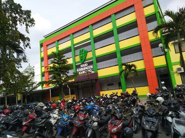 Area Parkir RSUD Jombang Tak Layak, Kendaraan Meluber ke Jalan Raya