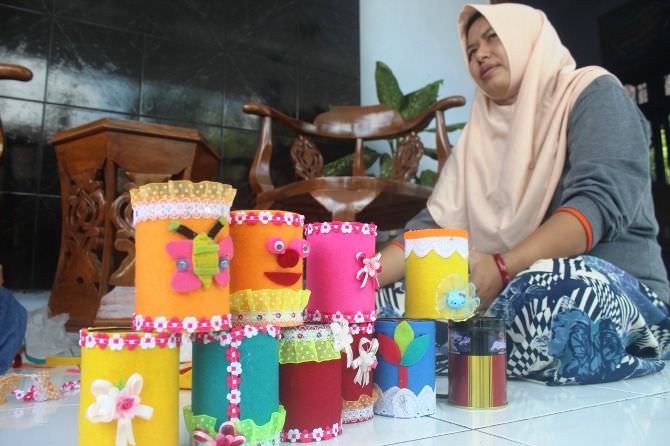 Kreatifnya Indah Purwanti Manfaatkan Kaleng Bekas untuk Tempat Pensil