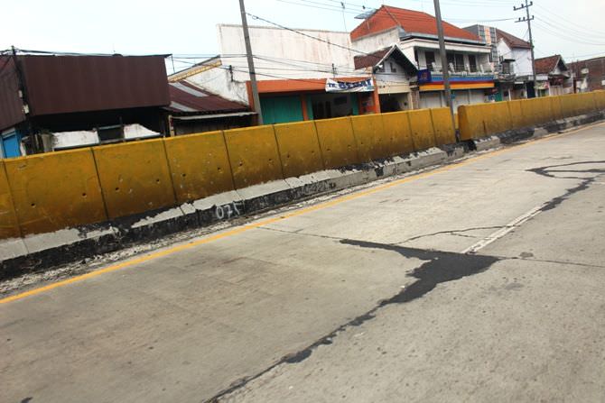 Lubang Jalan Beton Ditambal Aspal, BBPJN VIII Sebut Sudah Sesuai