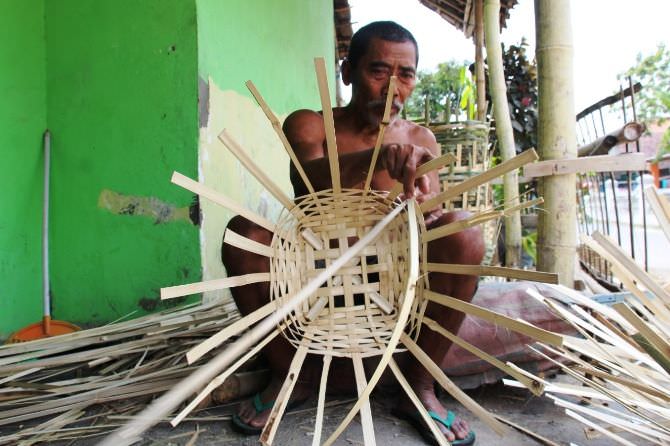 Selain di Kabuh, Usaha Kerajinan Anyaman Bambu Juga Ada di Sumobito