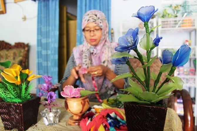 Tangan Kreatif Nuril Fadilah Dian Membuat Bunga Hias Berbahan Stocking