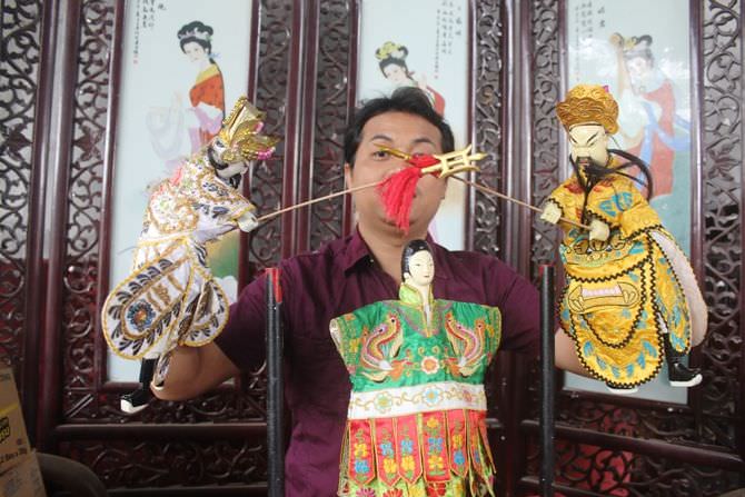 Wayang Potehi; Dari Kayu Waru Gunung, Pakaian dari Bahan Khusus