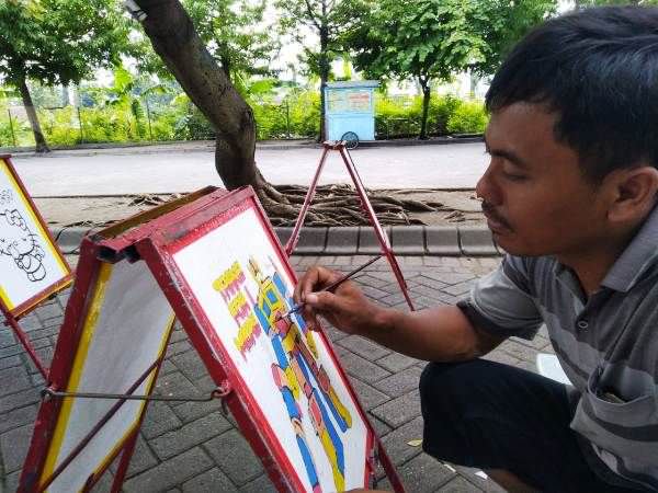 Kisah Matroji Warga Mojoagung Rintis Usaha Mewarnai Media Styrofoam