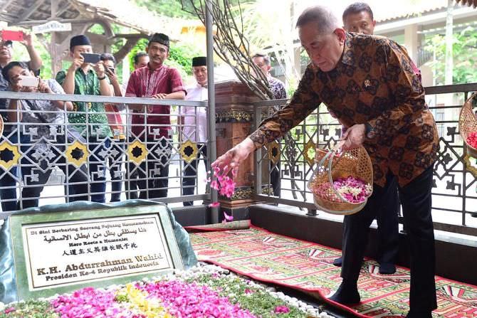 Kunjungi Tebuireng, Menhan Ryamizard Ryacudu Minta Santri Jaga NKRI