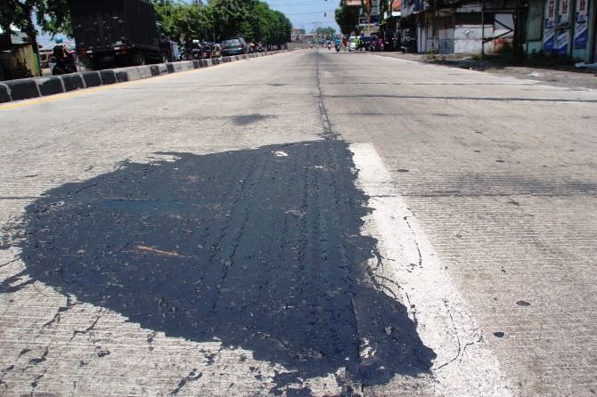 Retak, Jalan Cor Proyek Kementerian PUPR Ditambal Pakai Aspal