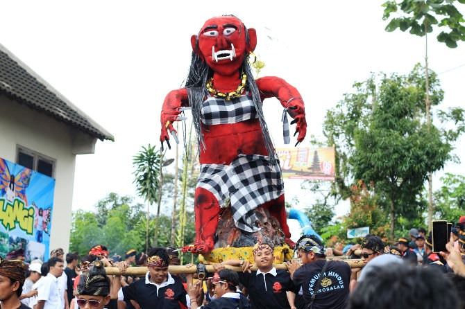 Sambut Nyepi, Umat Hindu di Kecamatan Wonosalam Gelar Ogoh-Ogoh