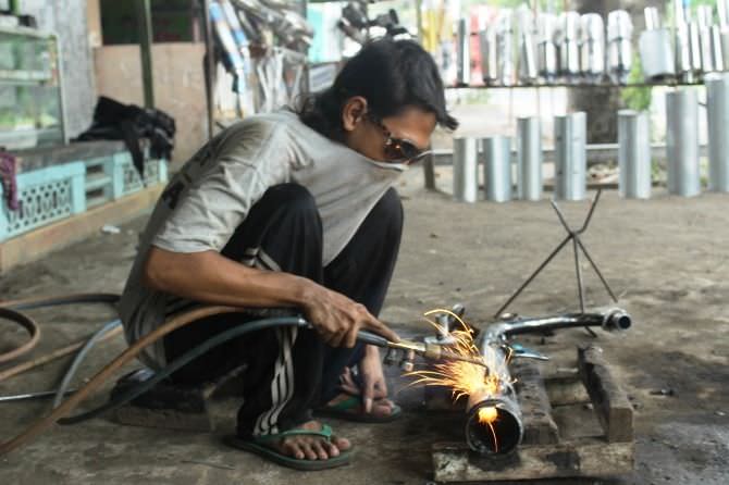 Meski produksinya masih minim dengan perajin yang masih bisa dihitung