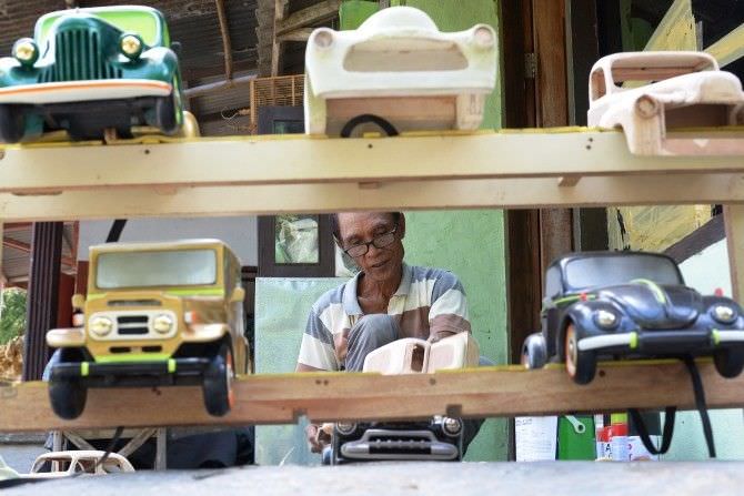 Tajudin dan Hobinya Membuat Miniatur Mobil, dari Jeep Hingga VW Kodok