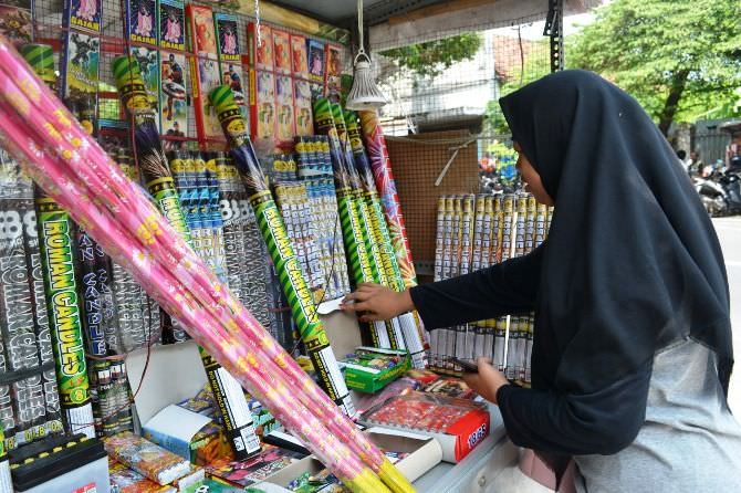 Penjualan Kembang Api dan Petasan Untung