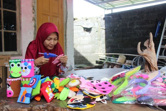 Kreativitas Ike Chintya Brigiffanto Menekuni Produk Angpao Flanel