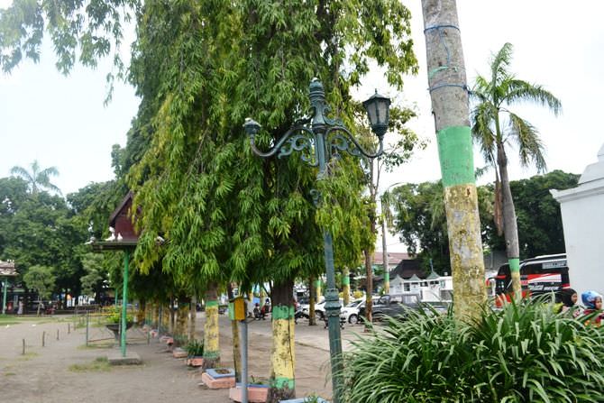 Lampu Alun-alun Jombang Rusak Hingga Hilang, Taman Juga Tak Terawat