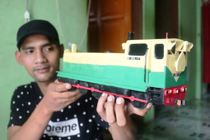 Limbah Triplek Jadi Miniatur Kendaraan, dari Barakuda hingga Lokomotif