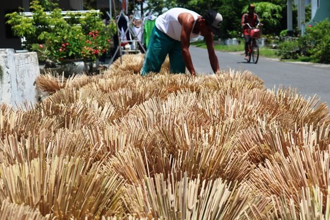 Menengok Proses Pembuatan Merang Tradisional di Desa Gabusbanaran