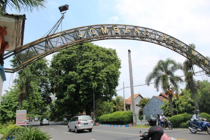 Menyedihkan, Gapura Jombang Beriman Berkarat dan Bergelantungan Kabel