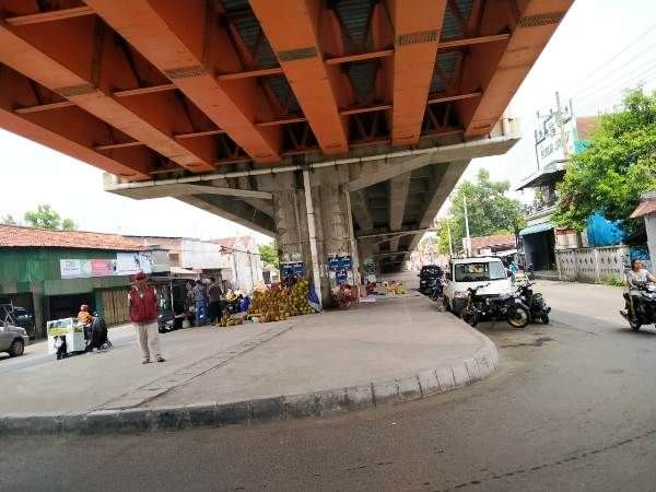 Pedagang Kaki Lima Di Bawah Flyover Peterongan Kembali Menjamur