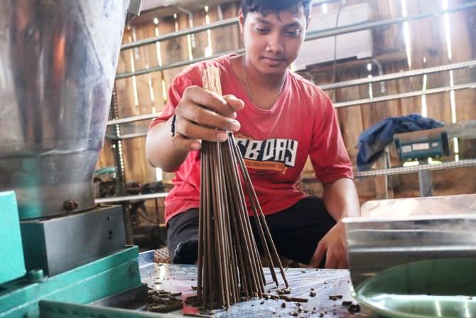 Pembuatan Dupa dari Limbah Kayu Gaharu di Ploso, Sehari 50 kilogram