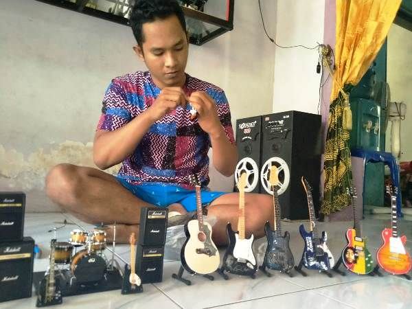 Dari Limbah Kayu Palet, Fatkurohman Ciptakan Miniatur Alat Musik