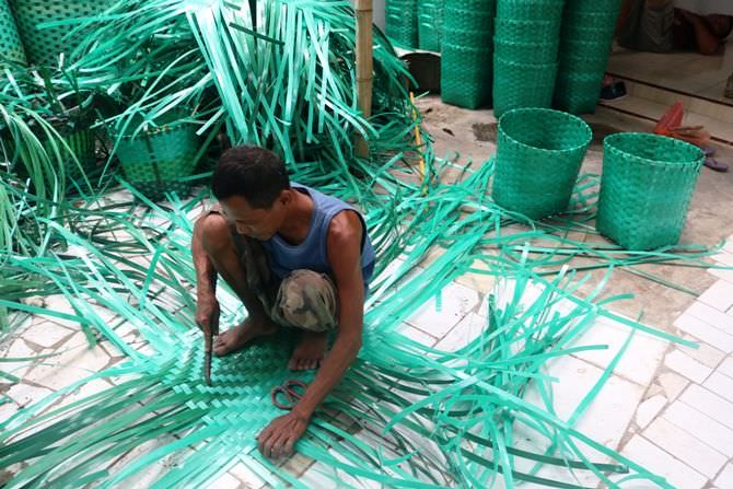 Keranjang Anyaman Plastik dari Kesamben Jombang Tembus Pasar Bali