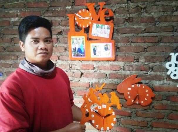 Kreatifitas Nur Fauzi Sulap Limbah Triplek Jadi Jam Dinding Unik