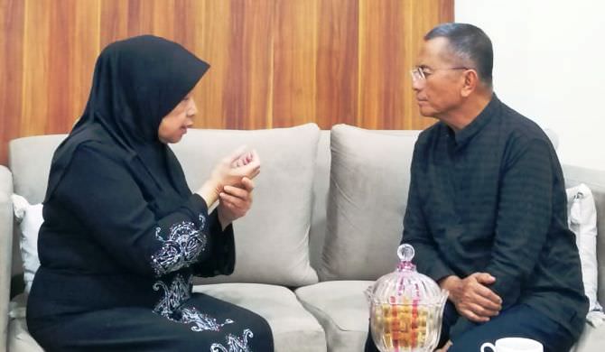 Mantan Menteri BUMN Dahlan Iskan Ziarah ke Makam Gus Sholah