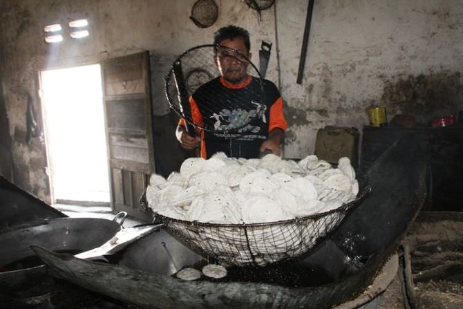 Proses Produksi Kerupuk Ceplok Khas Jombang Dikerjakan Manual